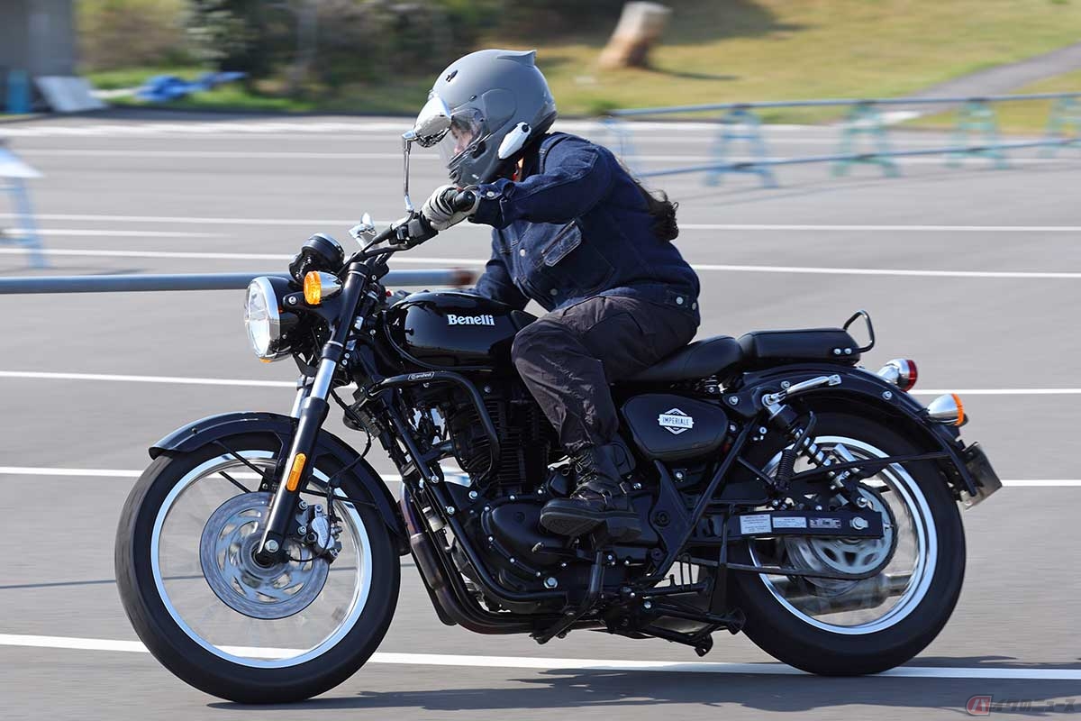 Benelli「IMPERIALE400」に試乗する筆者（高梨はづき）