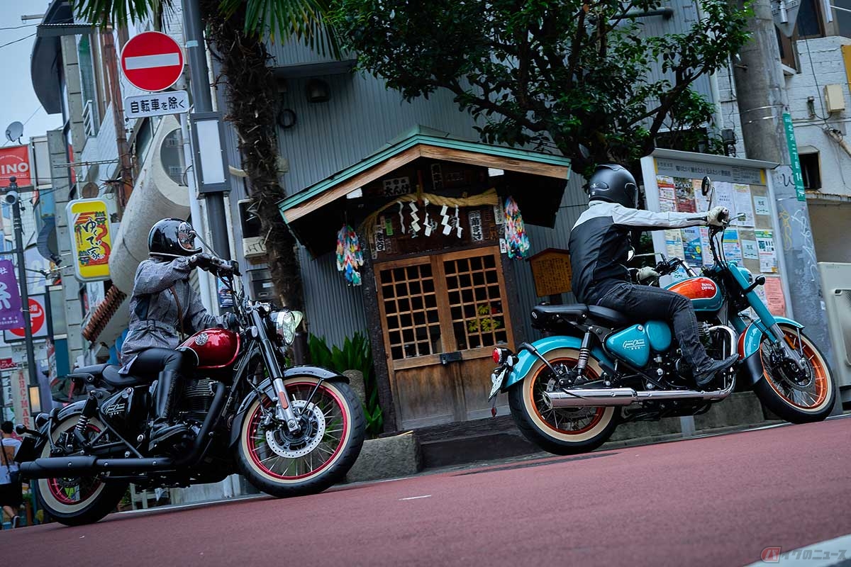 「GOAN CLASSIC 350」で都内を流す筆者（小川勤）とまぴこさん。シート高が低い（750mm）ため、市街地のストップ＆ゴーも苦になりません