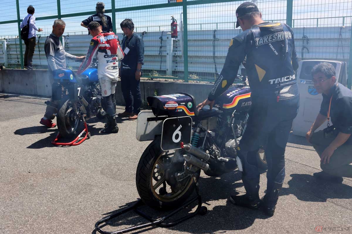 クラシックバイクレースに、2台のカワサキ「750SS」（マッハIV／H2）で参戦する筆者（後藤武）