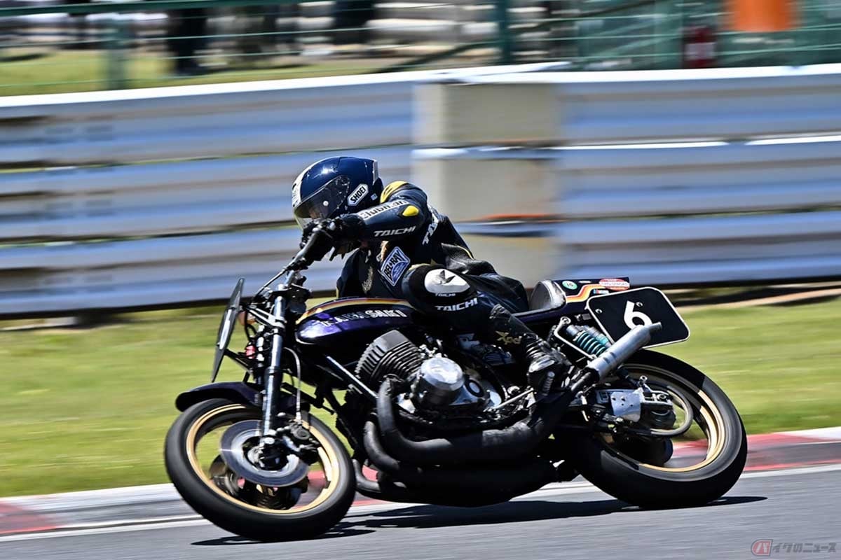 カワサキ「750SS」(マッハIV/H2)で、クラシックバイクレースに参戦する筆者(後藤武)