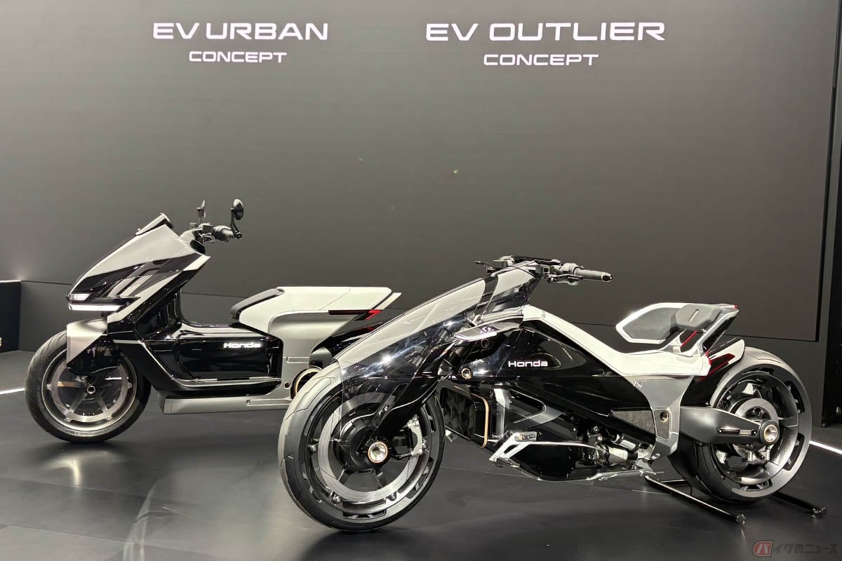 ホンダのコンセプトモデル「EV OUTLIER(アウトライヤー)Concept」(右)と「EV URBAN CONCEPT」
