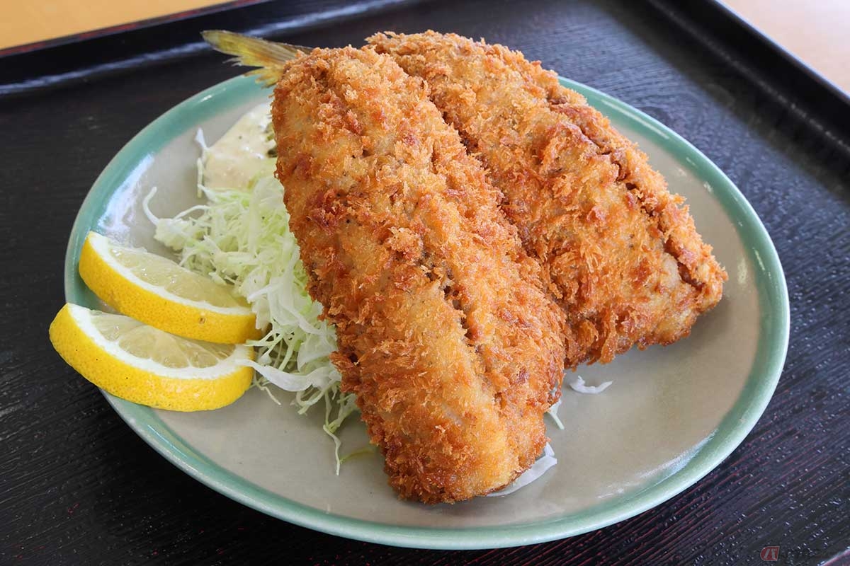 神奈川県、三浦半島の南下浦町の松輪漁港にある「地魚料理　松輪」の「黄金アジフライ」。この日は特大ということもあって大きさ厚み共にかなりのモノ。味もボリュームも大満足