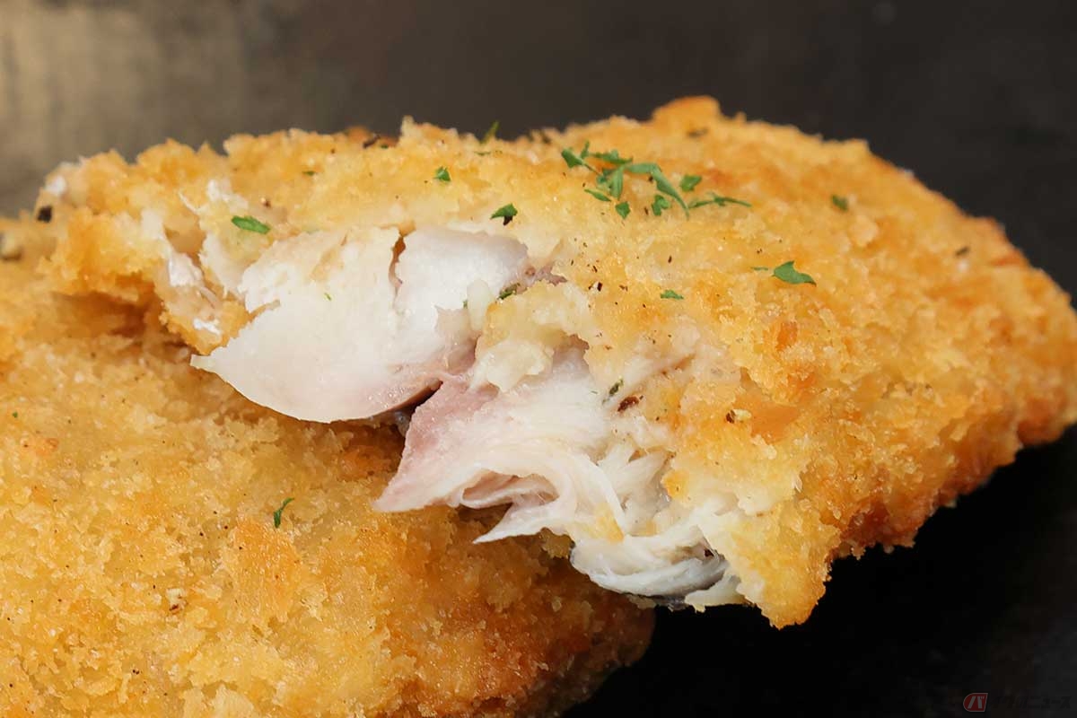 訪れた「鉄板焼き　ぬまけ」で高知名物「ガーリックアジフライ」、通称「ガリあじ」を実食。ガーリックが効いていてそのままでも美味しい。そしてかなりのビッグサイズ