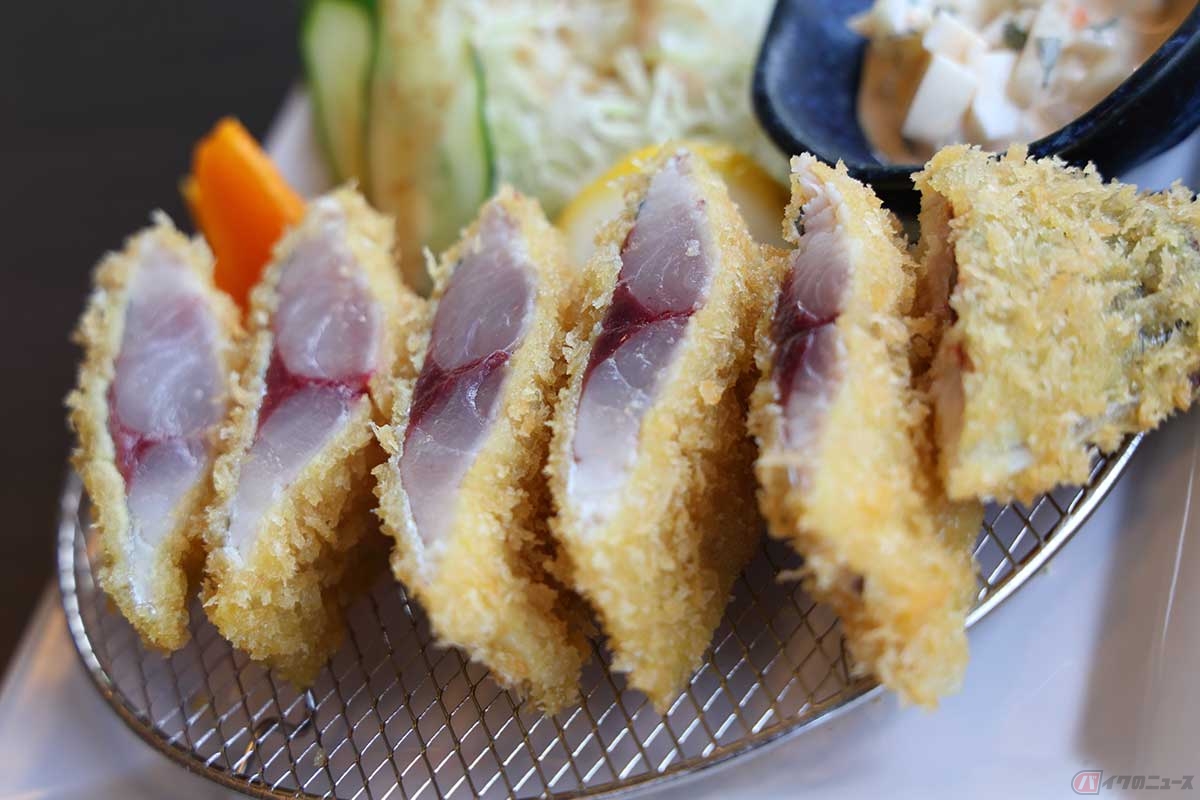 福井県福井市「魚屋の喰い処　まつ田」の「名物レアフライ」。衣はサクサク、中は刺身？ってほどレア。「あじ出汁醤油」で食べるのが最高