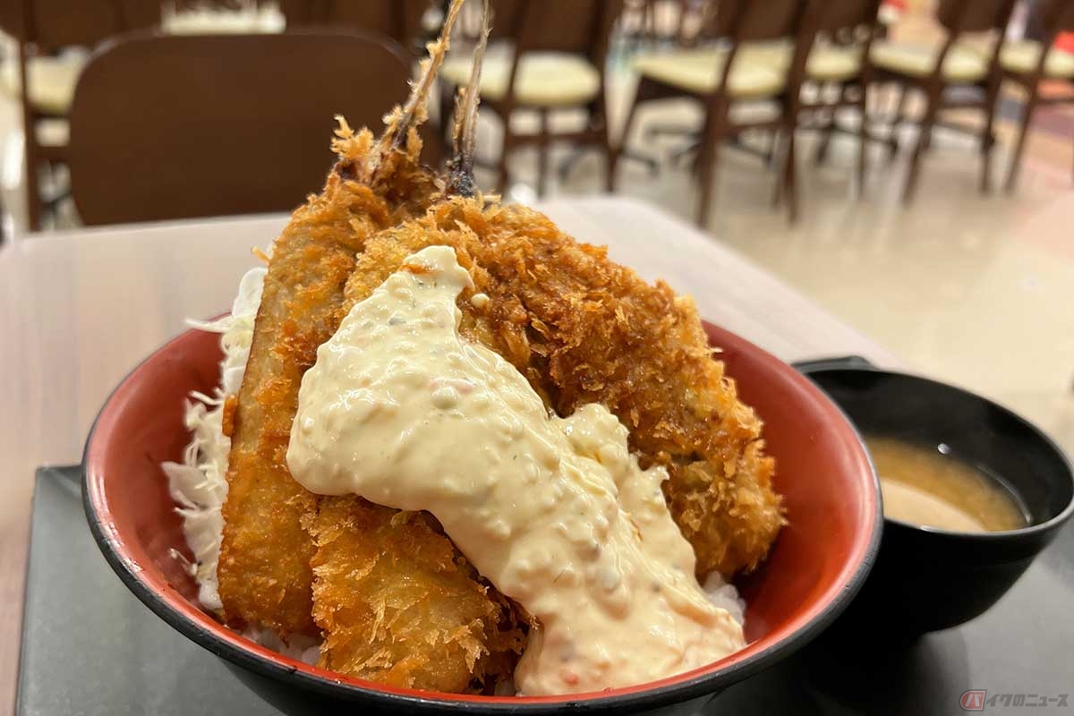 東名高速「海老名SA」（下り）のフードコートにある「豊洲食堂」の「特大アジフライ丼」は、大きめのアジフライがドーンと2枚。フライとキャベツでご飯は全く見えない