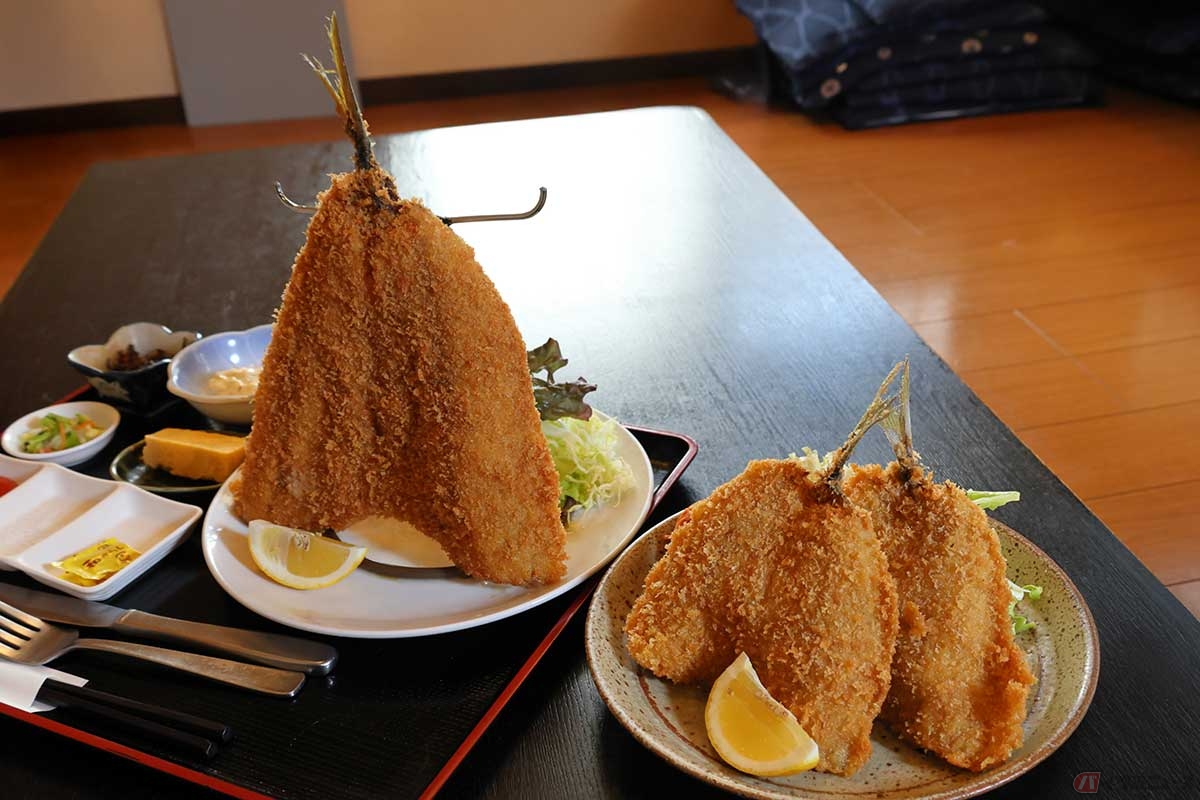 神奈川県平塚市「飯処たまはん」では、普通の「アジフライ」と比べると4倍以上の量がありそうな「鬼鯵フライ」が待っていた……