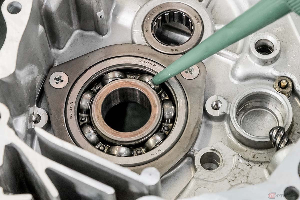 回転部に使用されるベアリング。「ボールベアリング（玉軸受）」と「ニードルベアリング（針状ころ軸受）」に大別されます