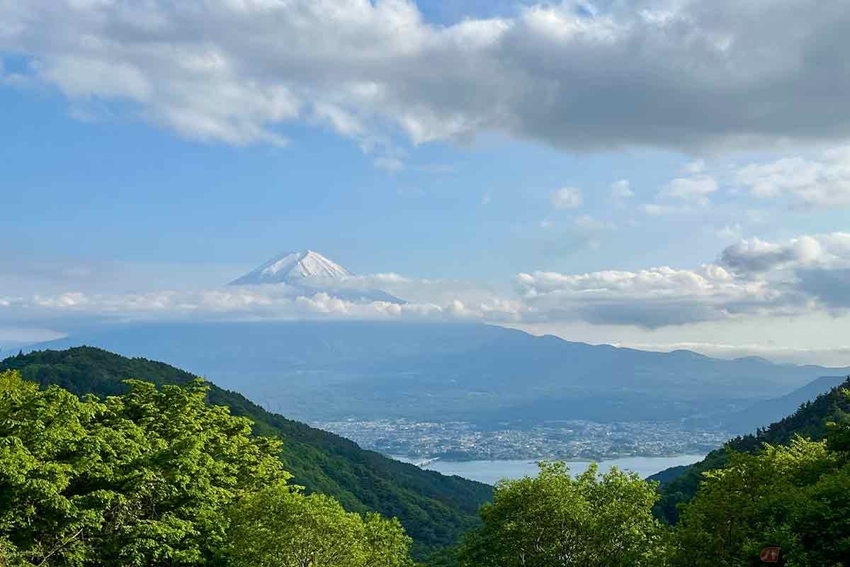 御坂隧道を抜けると、河口湖と富士山の絶景に思わず魅入ってしまいます