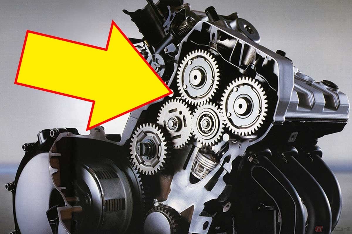 カムシャフトをギア(歯車)で駆動する「カムギアトレーン」。画像はホンダ「CBR250FOUR」(1986年)のエンジンのカットモデル