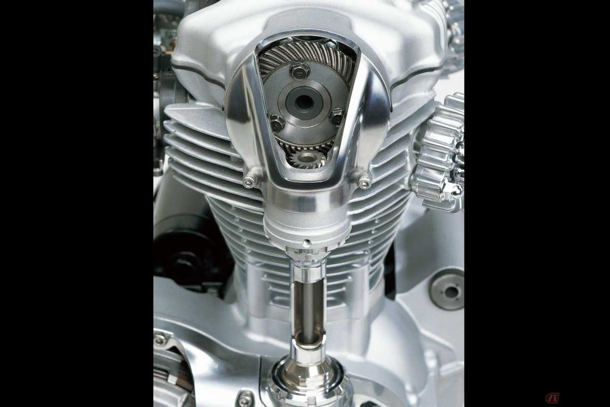 カワサキ「W650」のカムを駆動するための「まがりばかさ歯車」と呼ばれるベベルギア。製作するには高い加工技術が求められ、生産コストもかかる。「W800」や「MEGURO K3」も同様