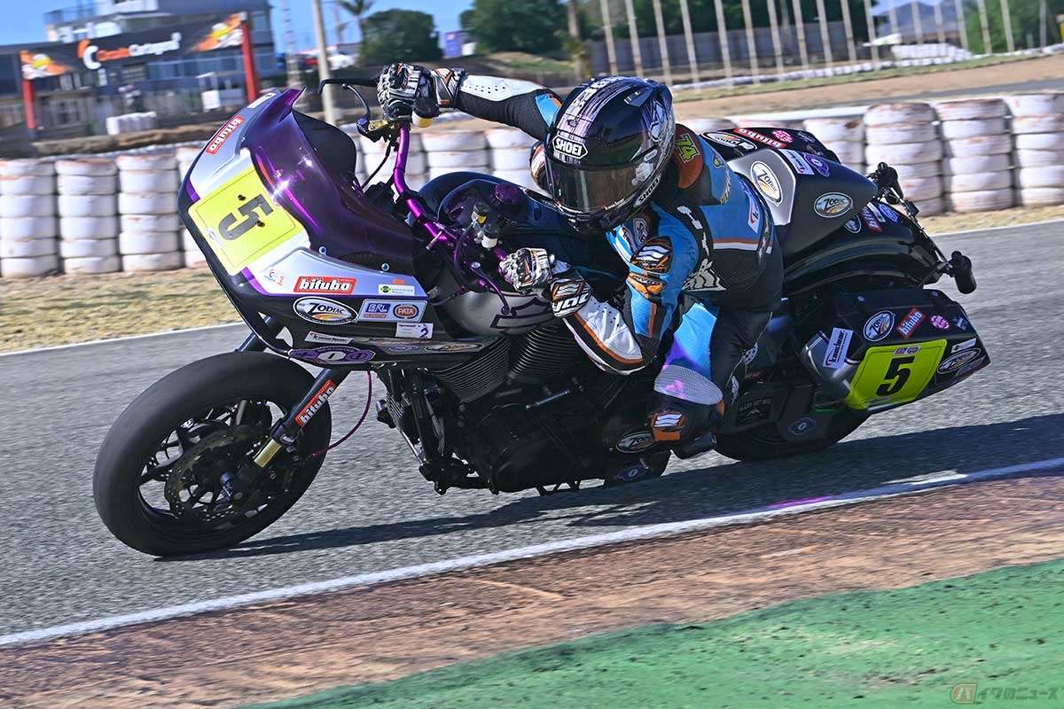 スペインのカルタヘナ・サーキットで、バガーバイクでの初テストを行う石塚健選手