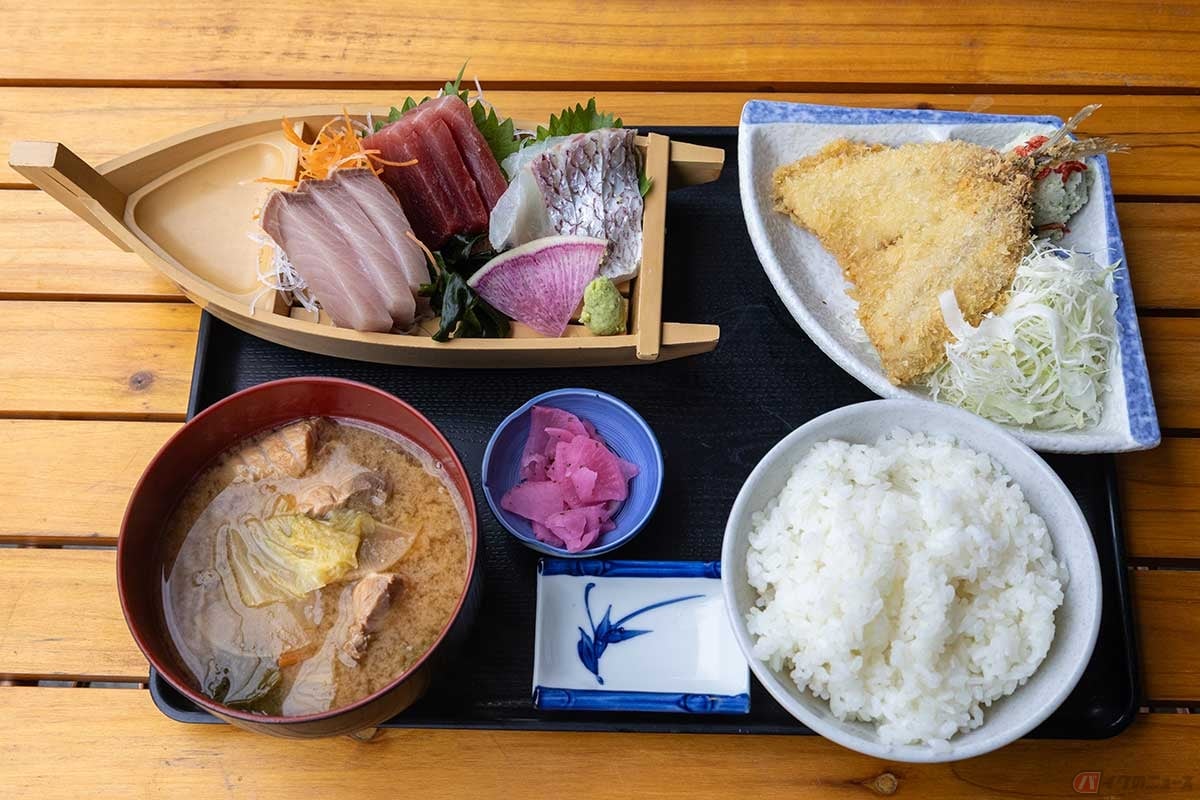 「海鮮居酒屋 坪まる」の日替わり定食B「おまかせ刺し盛り定食+アジフライ」をオーダー。Aは「刺し盛り丼」になる