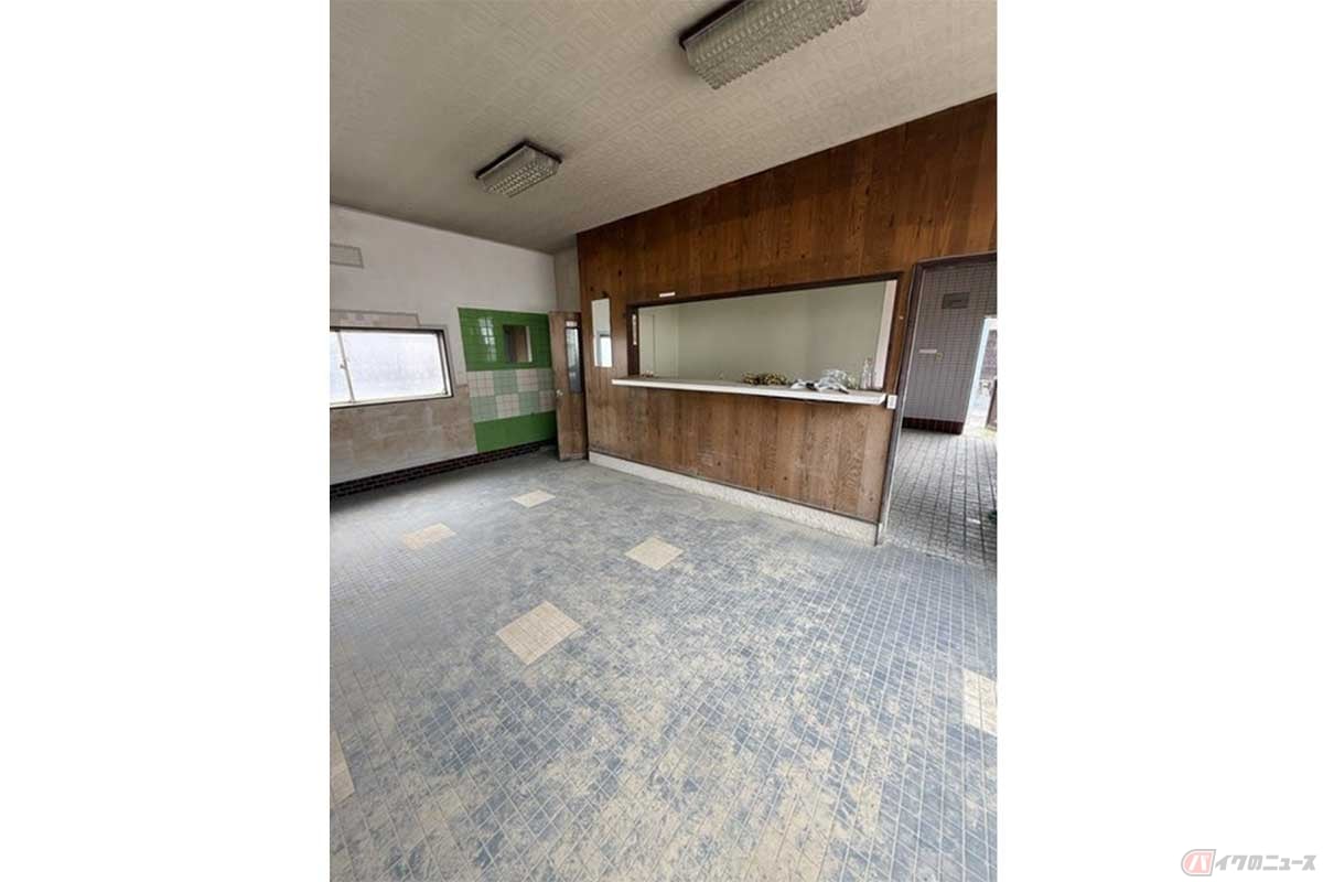 バイク屋さんだって始められそうな1階。工場的雰囲気もあって最高