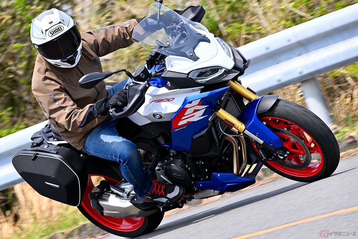 BMW Motorrad「F 900 XR」(2025年型)に試乗する筆者(中村友彦)。カラー:ライト・ホワイト/レーシング・ブルー・メタリック/レーシング・レッド(エンジンスポイラー標準装備) ※撮影車両は純正アクセサリーのソフトケース装着車