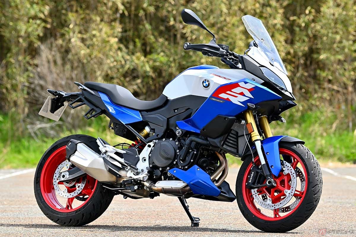 BMW Motorrad「F 900 XR」(2025年型)カラー:ライト・ホワイト/レーシング・ブルー・メタリック/レーシング・レッド(エンジンスポイラー標準装備)