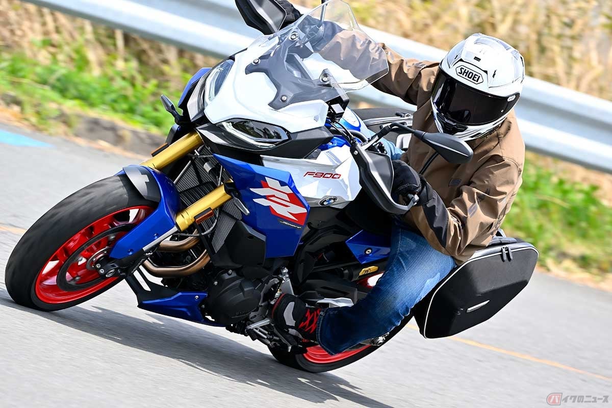 BMW Motorrad「F 900 XR」(2025年型)に試乗する筆者(中村友彦)。カラー:ライト・ホワイト/レーシング・ブルー・メタリック/レーシング・レッド(エンジンスポイラー標準装備) ※撮影車両は純正アクセサリーのソフトケース装着車