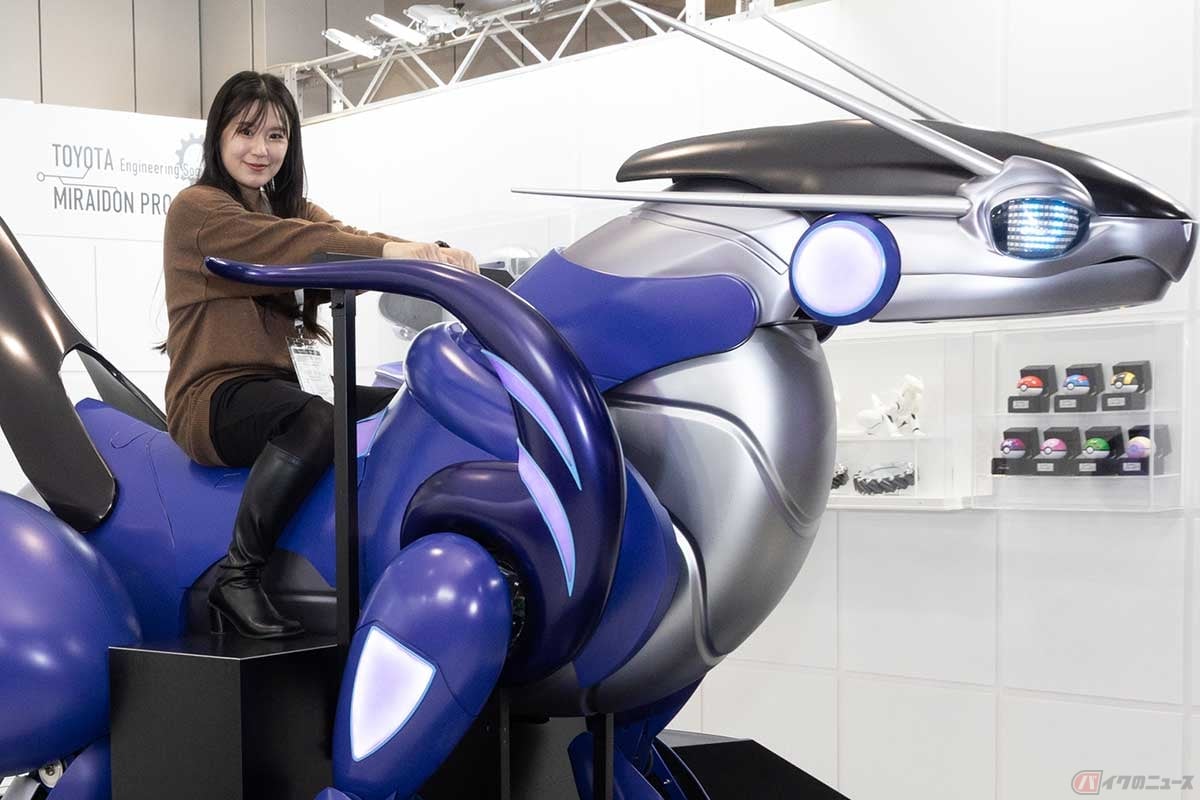 「Japan Mobility Show 2025」に展示された実寸大の「ミライドン」と、バイク女子の高梨はづきさん