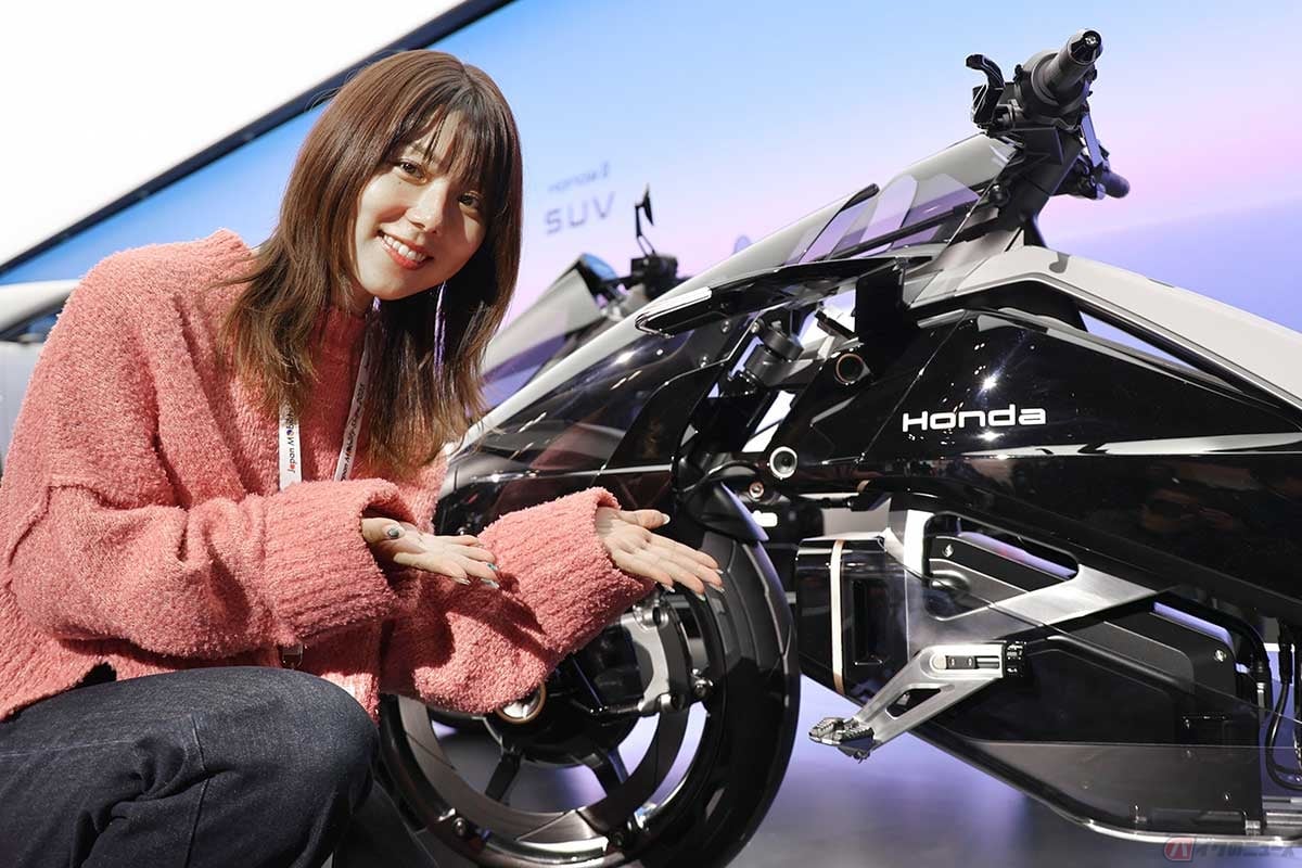 ホンダが世界初公開した電動バイクのコンセプトモデル「EV OUTLIER Concept」と小野木里奈さん