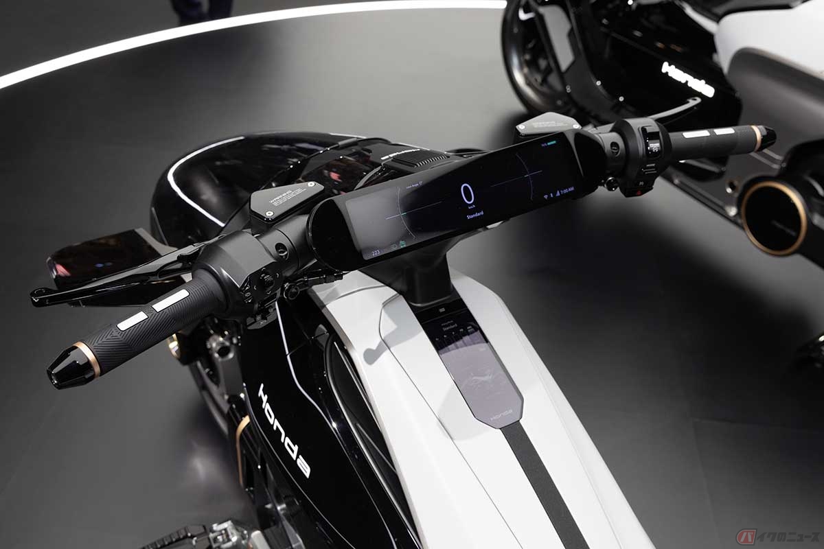 ホンダが世界初公開した電動バイクのコンセプトモデル「EV OUTLIER Concept」には、乗ってみたいという期待感を増す魅力がありました