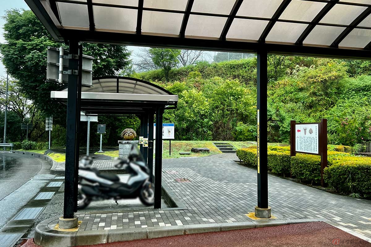 2輪専用の駐車スペースには屋根が設置されている。バイク乗りにとって雨の日には非常にありがたい