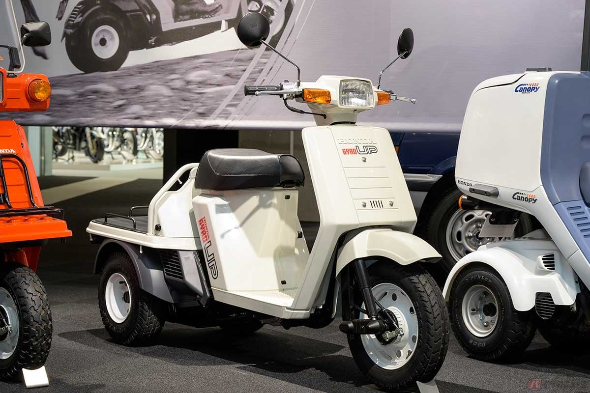 荷物の配達に便利な大型リアデッキを装備したホンダの原付3輪スクーター「GYRO UP」(1985年型)