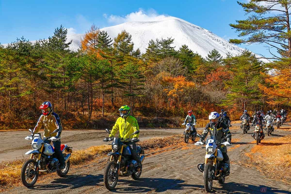 初開催となるオーナーズ・ミーティングには22台の「R 12 G/S」が集まった。浅間山の初冠雪と、数十分後には降雪という記憶にも残る1日に