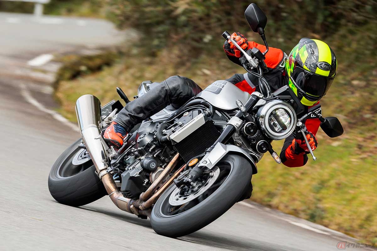 ホンダ新型「CB1000F」に試乗する筆者（青木タカオ）　カラー：ウルフシルバーメタリック（グレーストライプ）