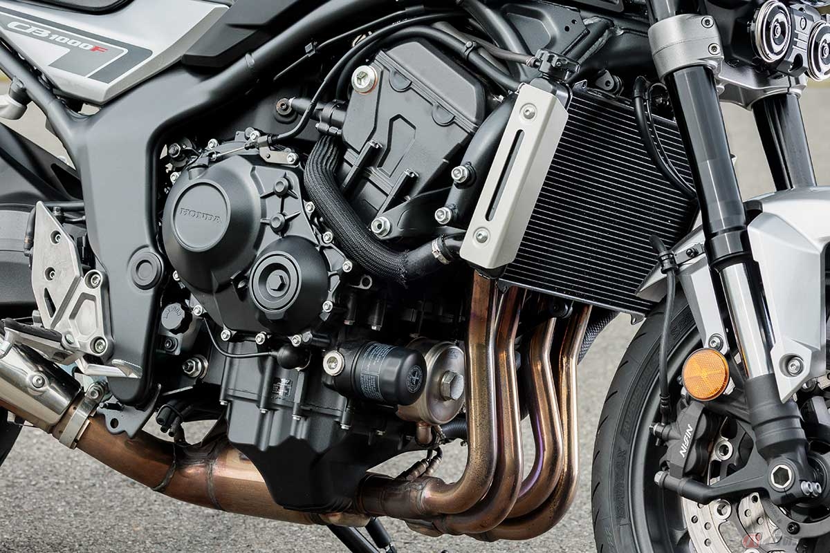 排気量999ccの直列4気筒DOHC4バルブエンジンを搭載