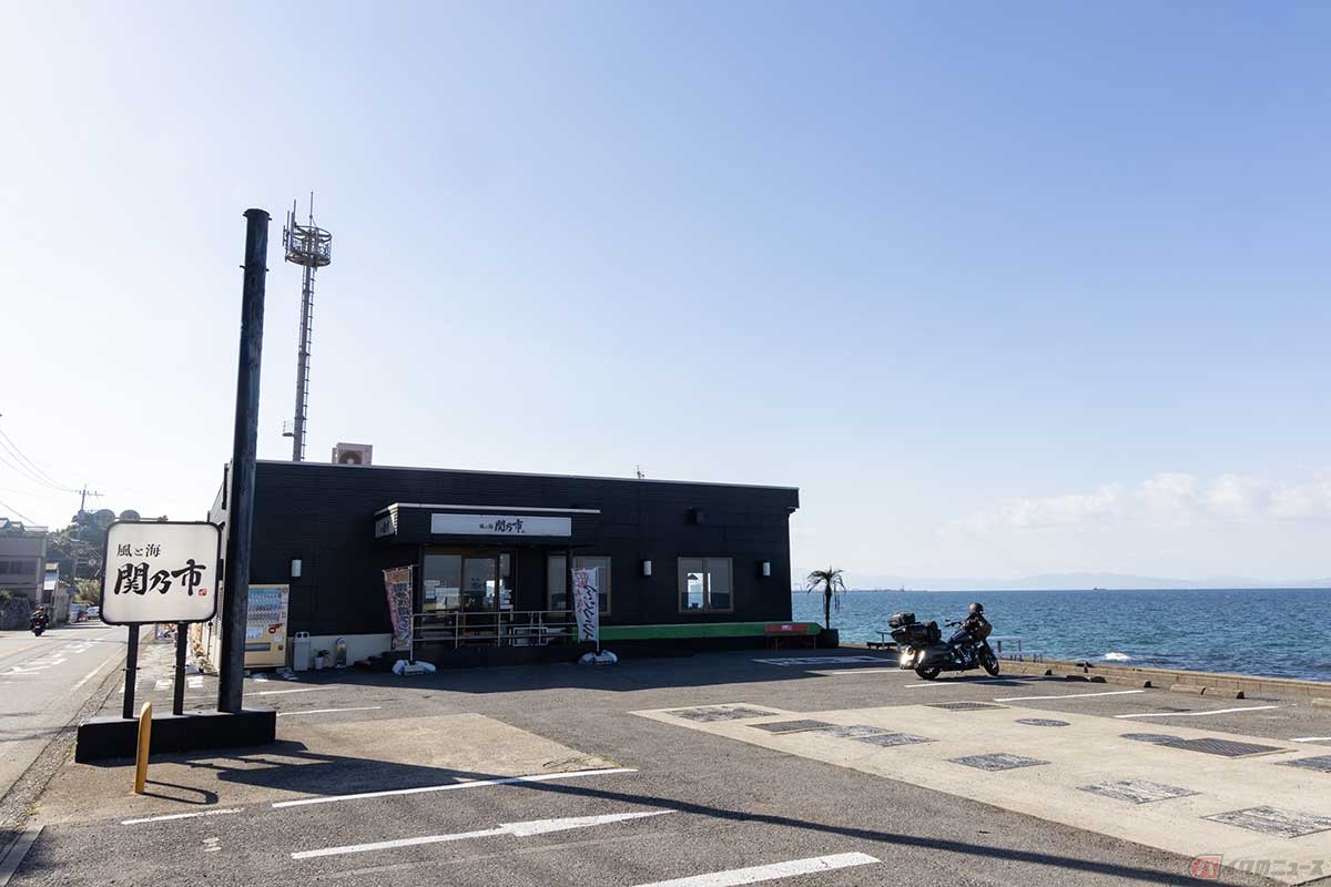 佐賀関港から大分市内に向かう国道197号に面した「風と海　関乃市」は、豊後水道の海鮮と景色が楽しめる店だった