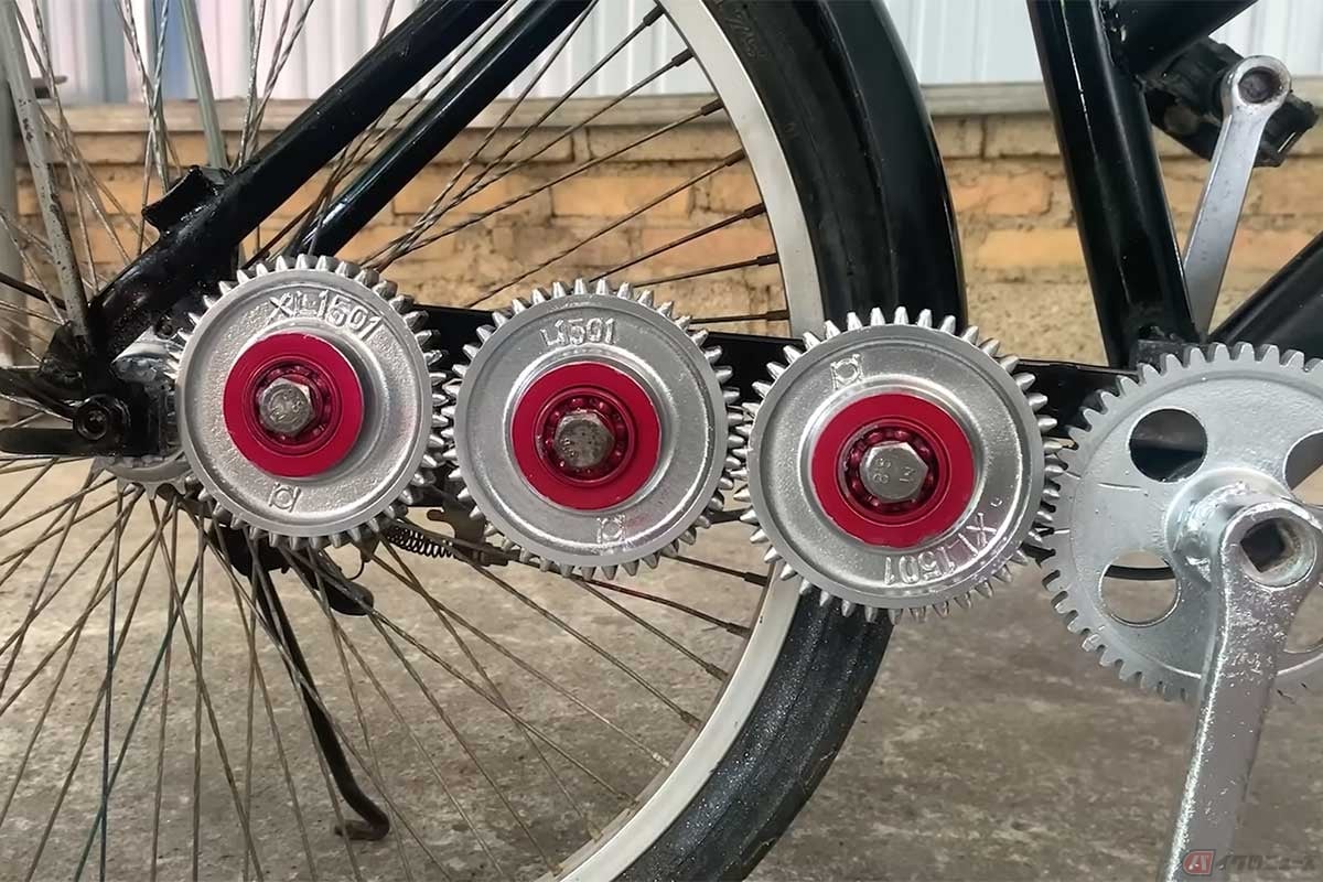 チェーンの代わりにジャンクの歯車4連発でペダルの回転を後輪へ伝える魔改造DIY動画に反響