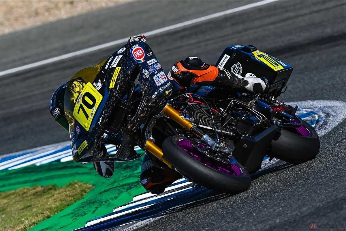 ヘレスサーキットをバガーバイクで走行する石塚健選手