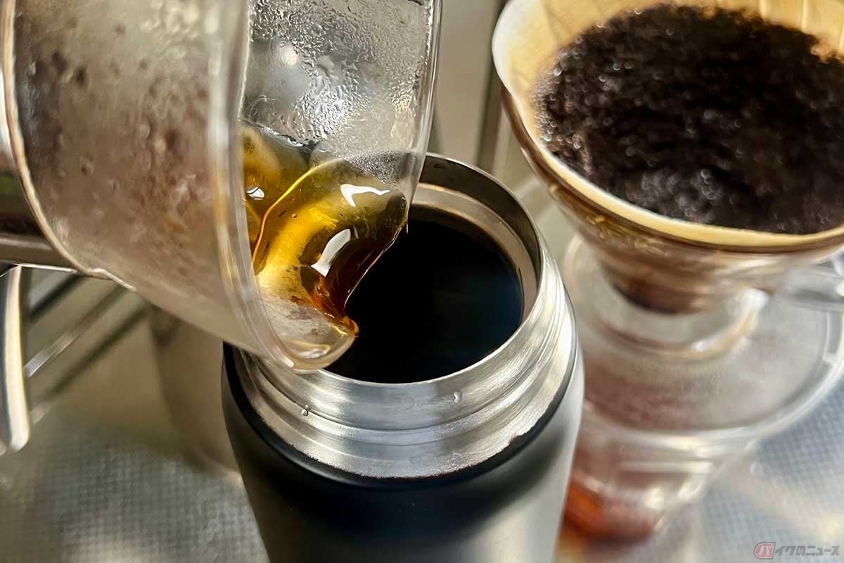 ドリップしたコーヒーを水筒に入れる時は、事前に少量のお湯で水筒内部を温めておくのがポイント