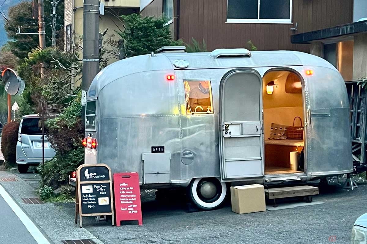 気になっていた強羅にある「CAFE Ryusenkei」へ。キャンピングトレーラーの「エアストリーム」を改装した、とても心地よいお店でした
