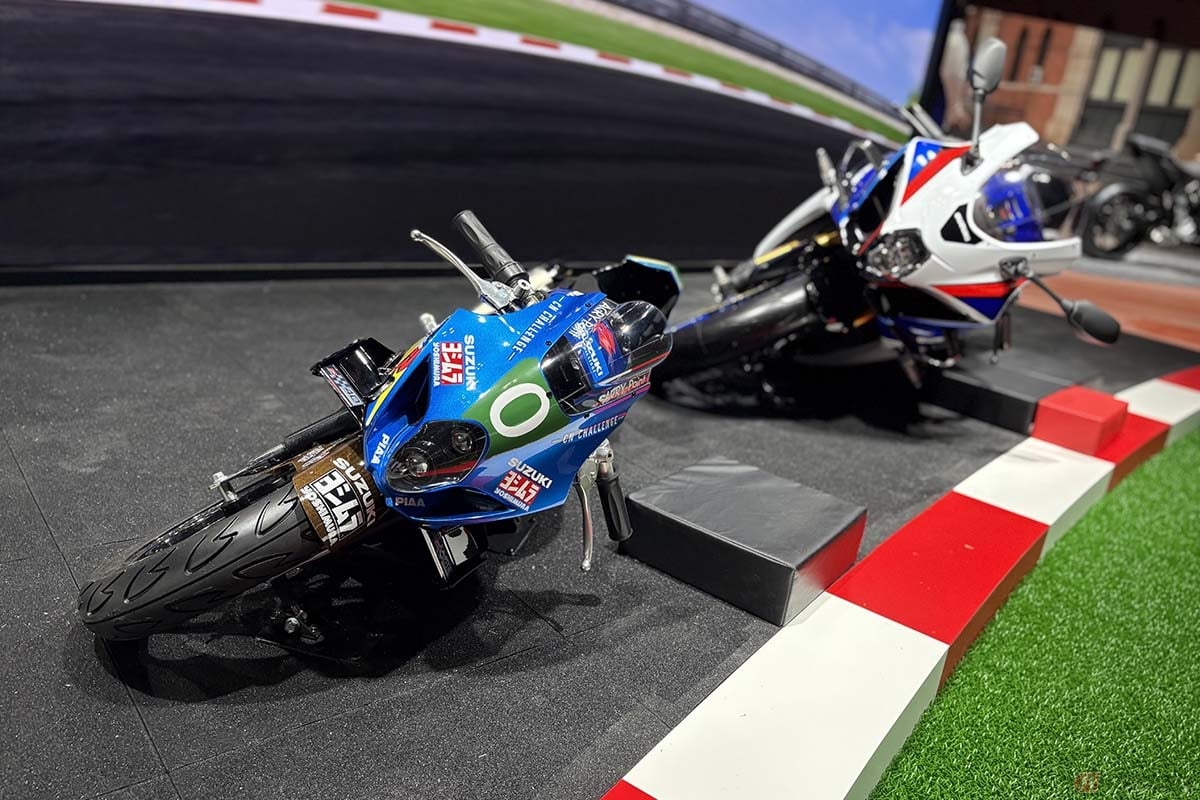 スズキ「CNチャレンジ ミニ(ミニGSX-R)」と「GSX-R1000R」(奥)