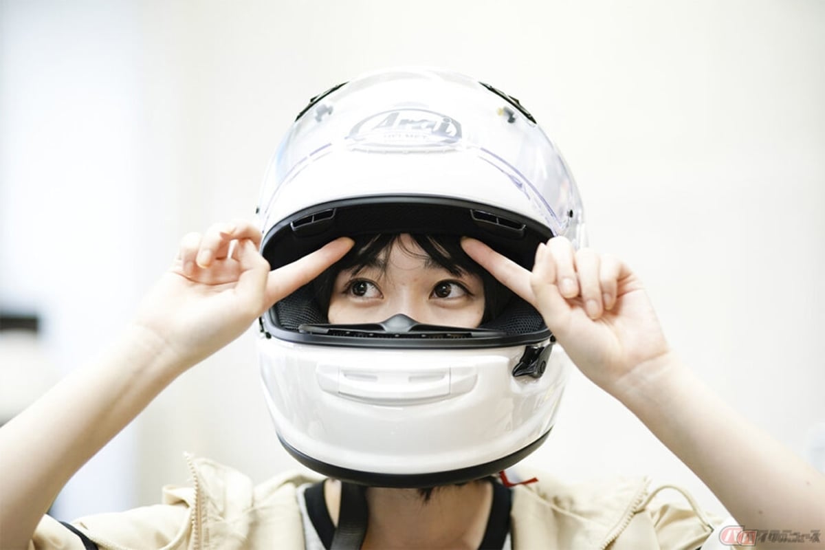 ヘルメットの衝撃吸収ライナー。高温(50度以上)に晒されると異常発泡する