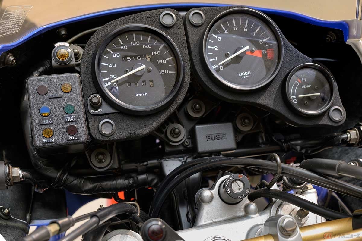 2段階で教えてくれる燃料残量警告灯など、細部に至るまで実戦から生まれた装備