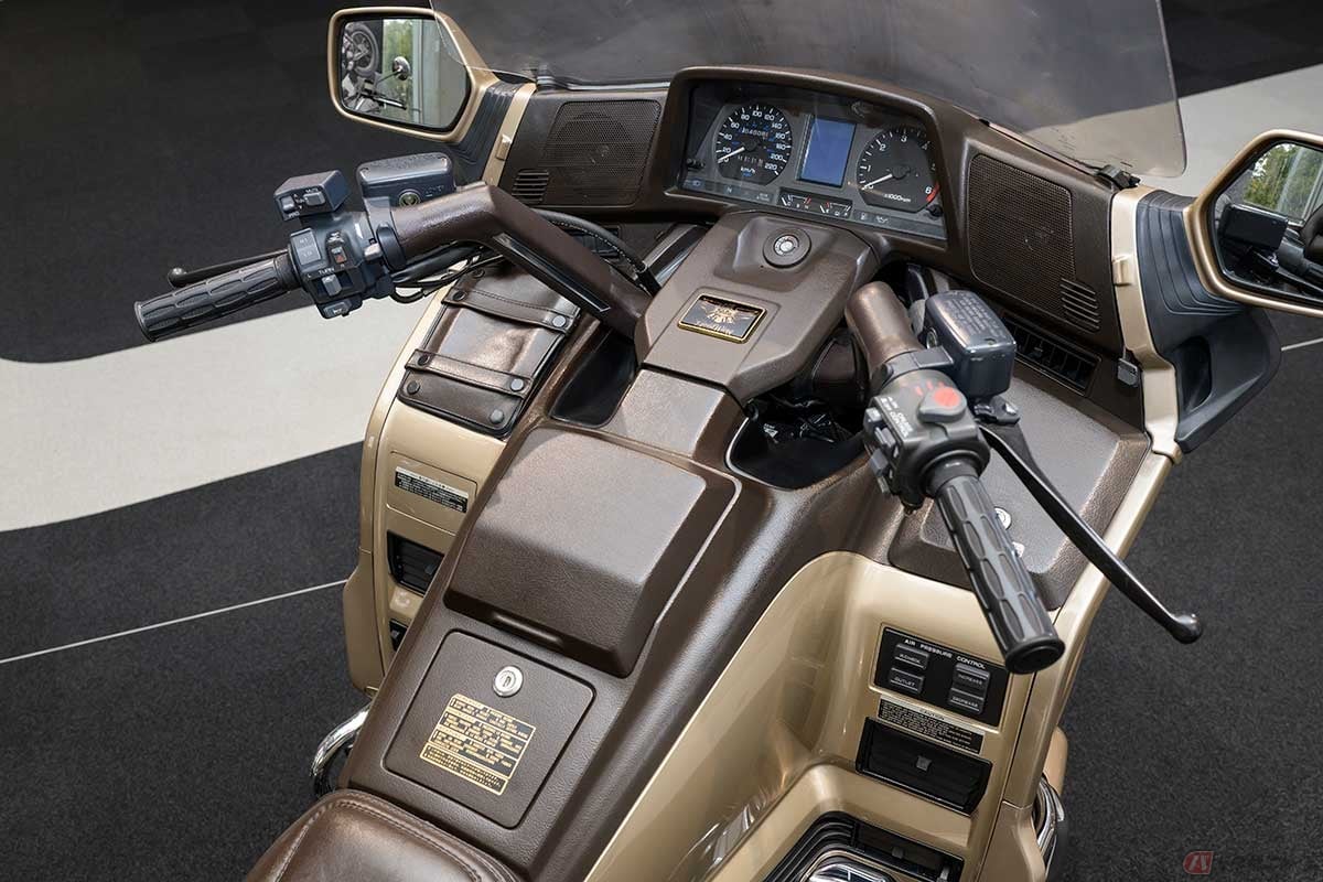 メーターの両脇にスピーカー、そこから下へベンチレーションダクト、小物入れ、リアサスペンションの空気圧調整が並ぶ。中央はオーディオカバーと給油口(鍵付)