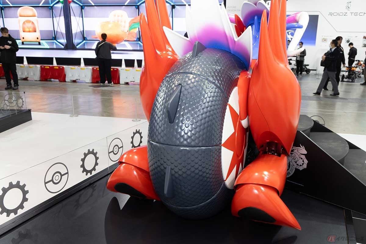 2025年の鈴鹿8耐で、初めて走る姿を披露しました。見えている部分は回らないけれど、中ではしっかり2輪車の仕組みが動いている