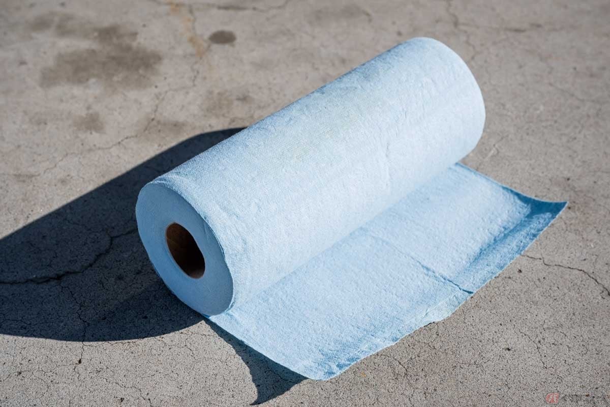 メンテナンス用のペーパータオルは丈夫なので、水分を絞って繰り返し拭き取り作業に使える