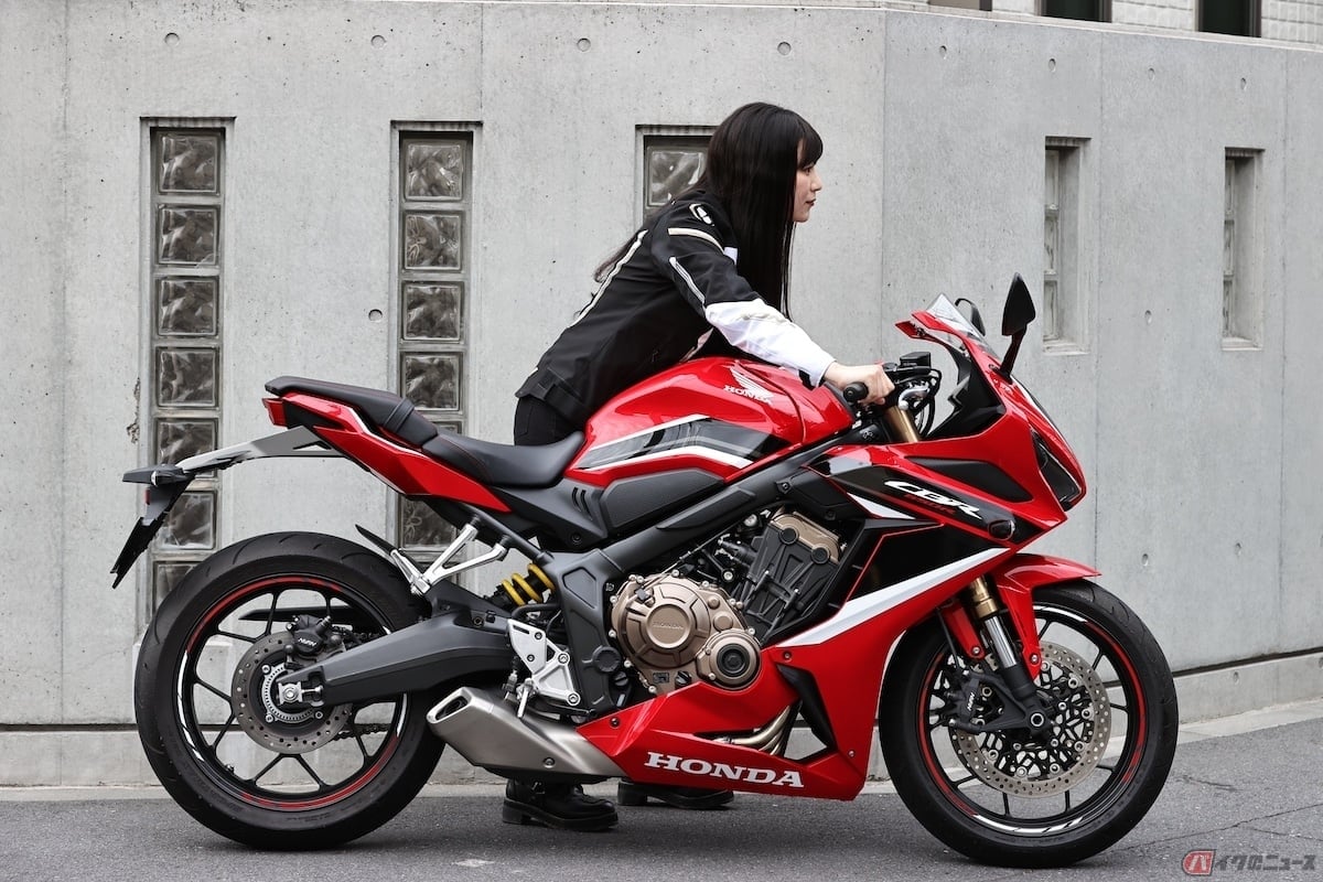 車体を押し歩き、フロントブレーキをコツンとかけて急停止させると、各部に溜まっていた水をある程度は振り落とせる。路面に水やシャンプー剤が残っていない場所で行うのが鉄則