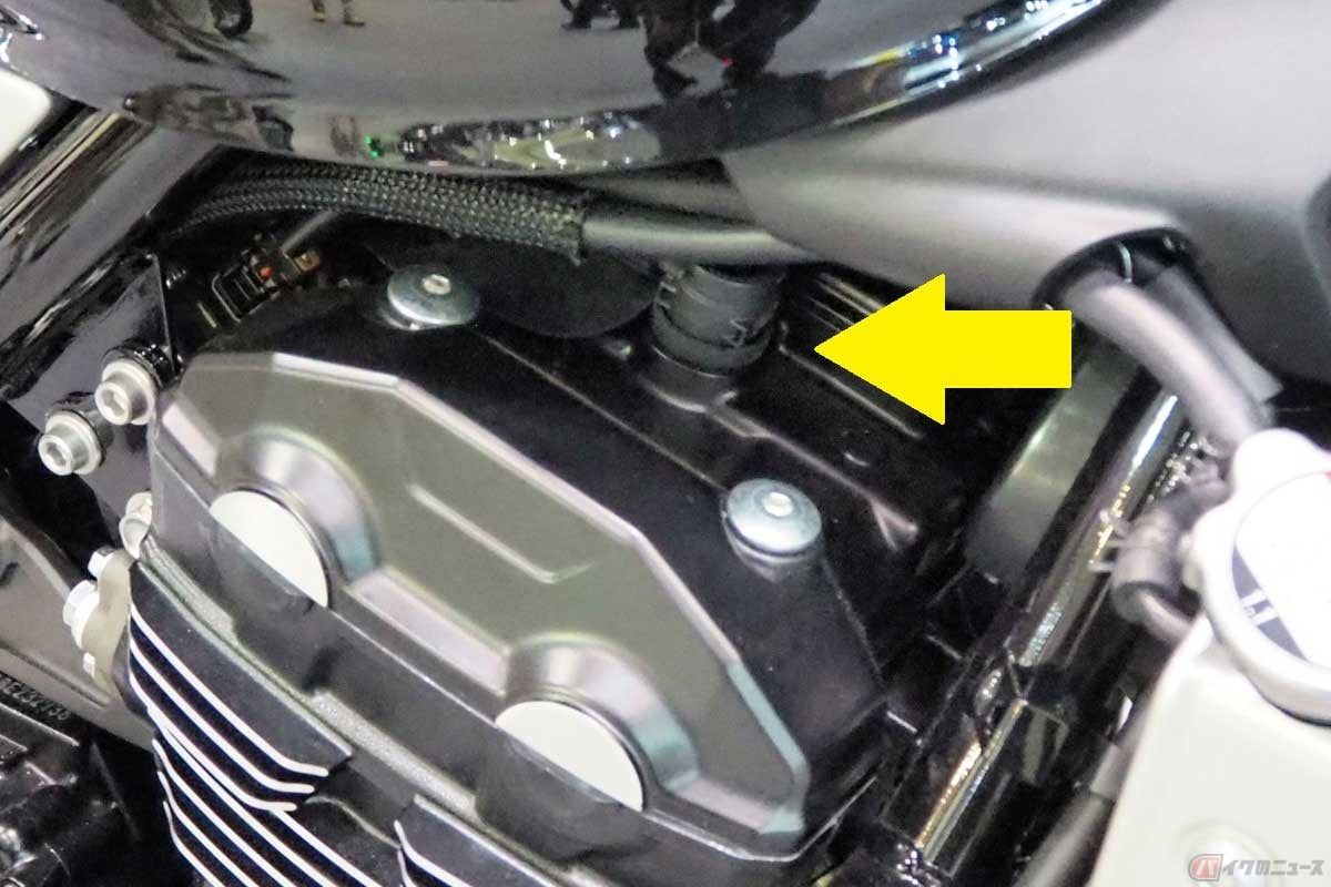 カワサキ「Z900RS」の点火プラグ部分。水冷エンジンやバルブの挟み角が立った高性能エンジンだとプラグ孔が深く、水が溜まって点火プラグが錆びることも
