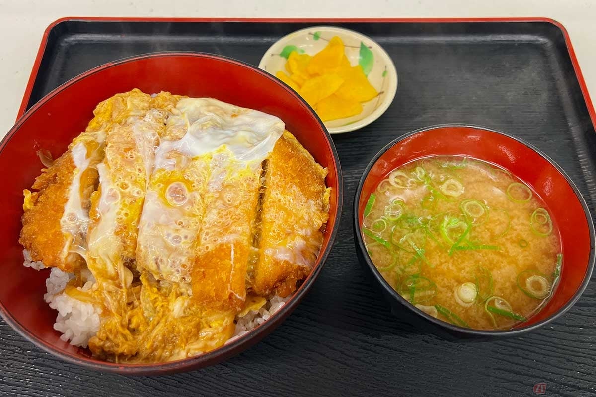 東名阪「亀山PA」(下り)で夕食に選んだ超定番メニューの「カツ丼」(960円)は、いつ食べても「ウマいな~」と感動できる。洋食文化到来と共に発達してきた、日本の庶民的なご馳走