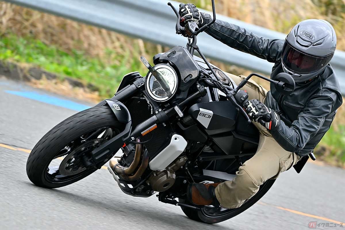 ハスクバーナ「Svartpilen 801」(2024年モデル)に試乗する筆者(中村友彦)