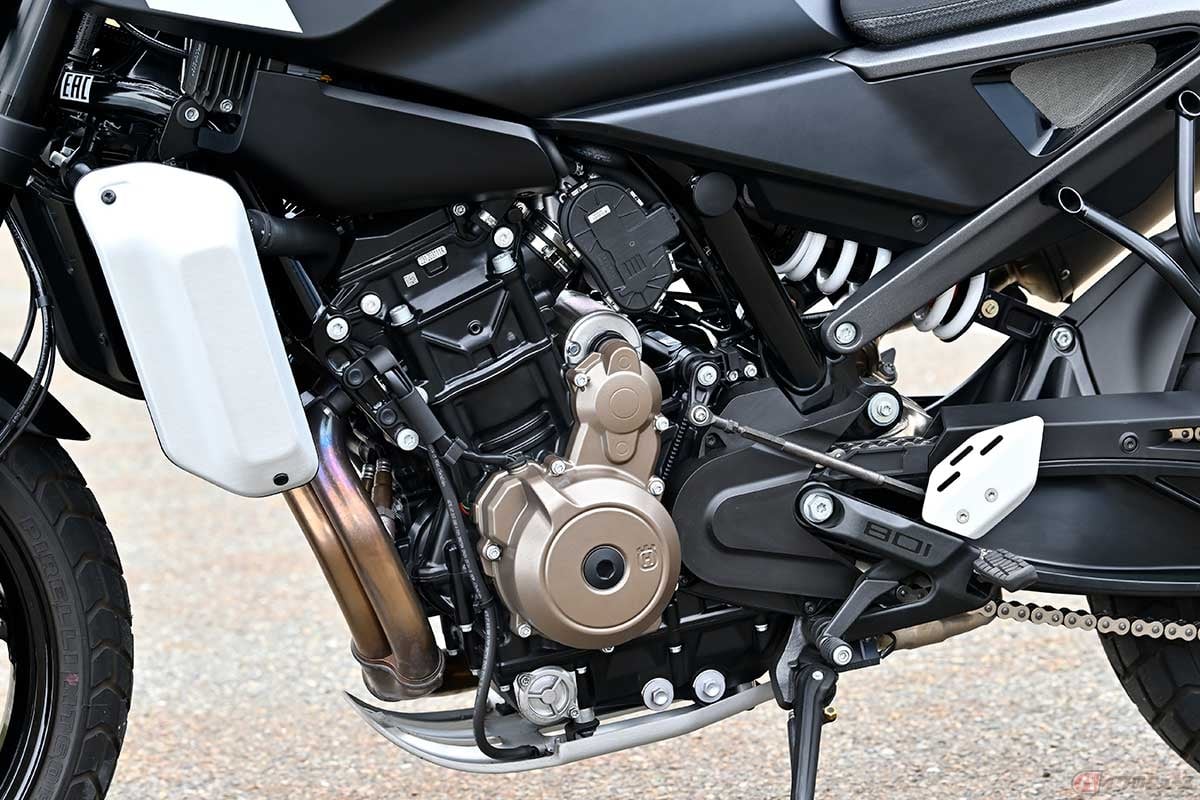 排気量799ccの並列2気筒エンジンを搭載。最高出力105ps、最大トルク87Nmを発揮