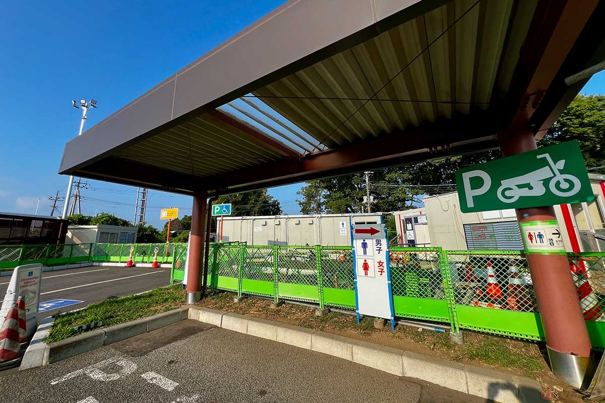 屋根が設置された2輪専用の駐車スペース。ライダーにとっては雨の日はたいへん助かる