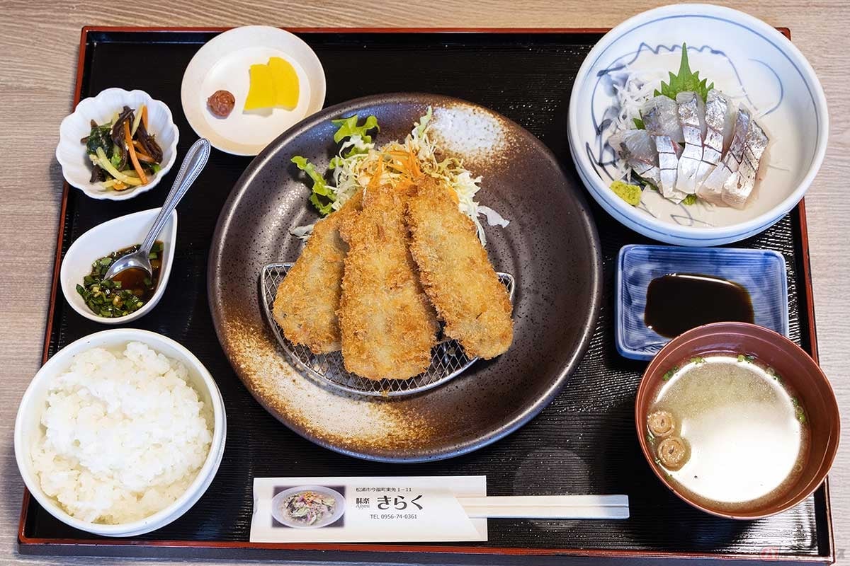 「味楽きらく」の「聖地・松浦のアジフライ定食」と「釣りアジ刺身」。アジフライのフィレが3枚に特製ニラソース付き