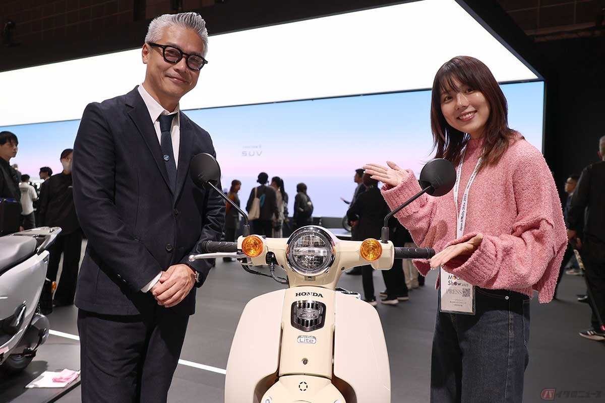 ホンダモーターサイクルジャパン広報担当の森口さん（左）に、「スーパーカブ110 Lite」について話を伺う小野木里奈さん