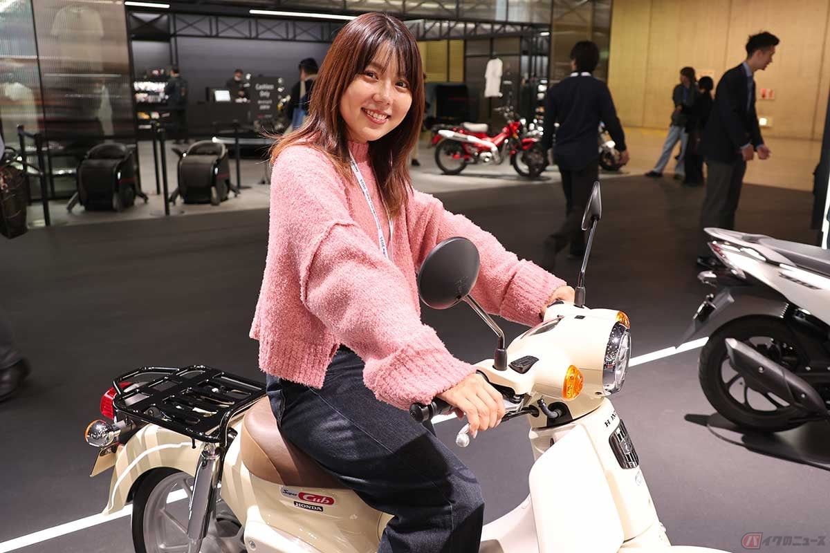 ホンダの新基準原付モデル「スーパーカブ110 Lite」にまたがる小野木里奈さん