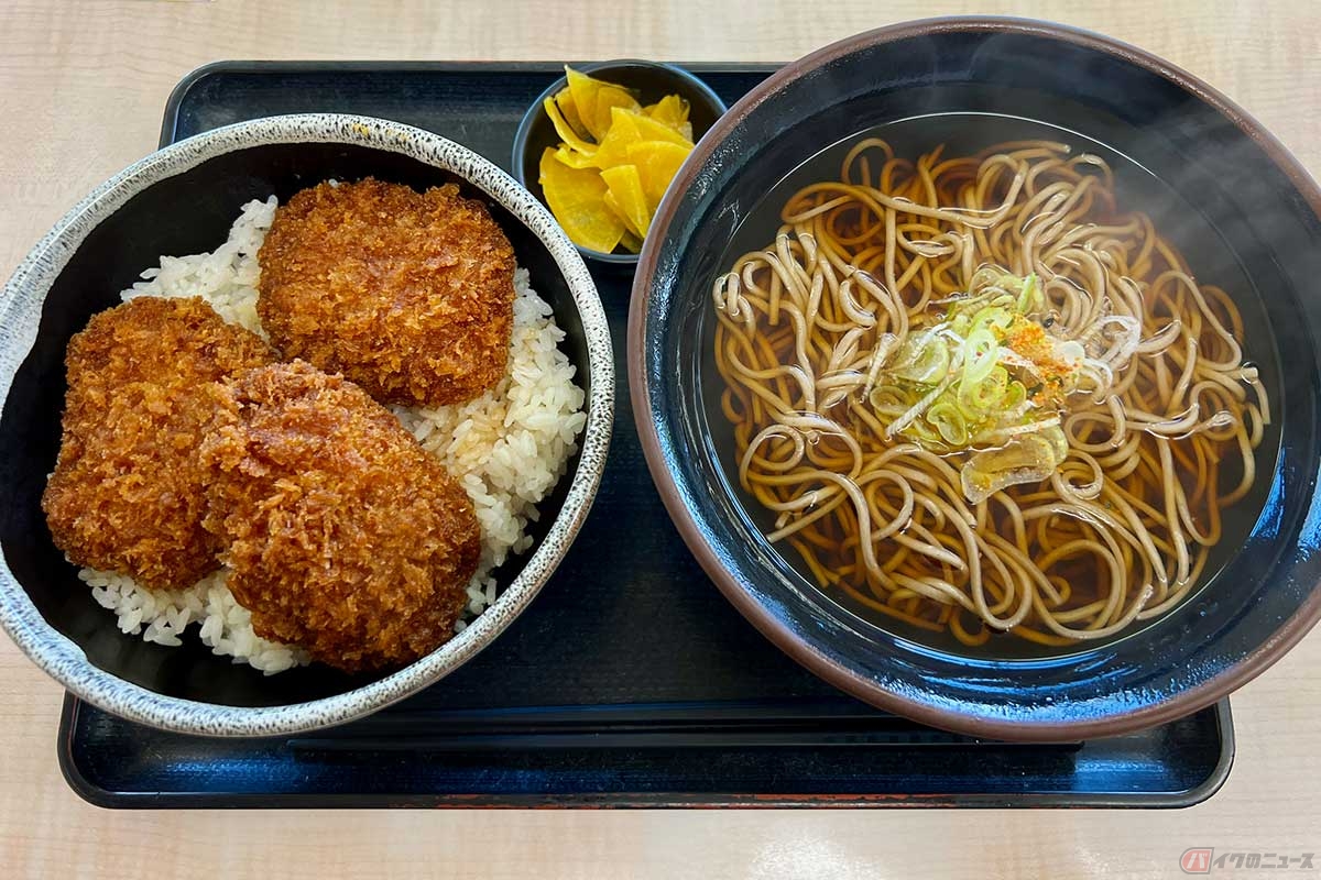 上信越道「松代PA」（上り）で「タレカツ丼そばセット」（1450円）を実食。醤油ベースのタレカツとそばの相性がバツグンだった
