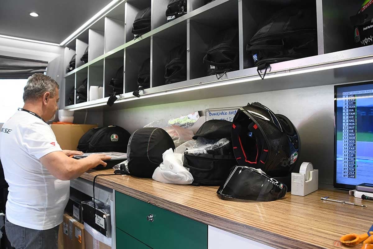 サービストラック内で行われているヘルメットのレーシング・サービス(c)Eri Ito